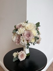 Свадебный букет из одноголовых роз, эвкалипта, диантусов и лизиантуса