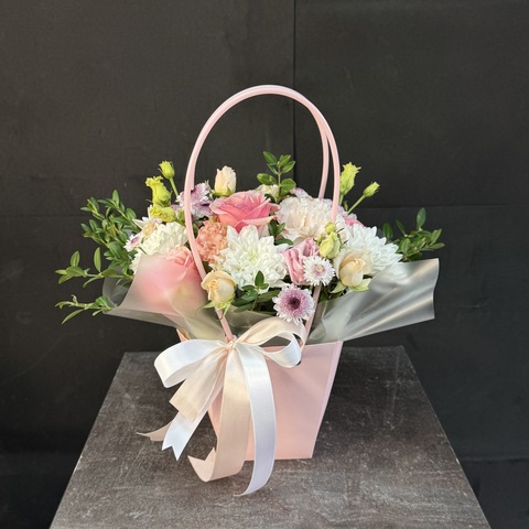 Сумочка с розами, хризантемой и диантусом