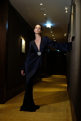 Платье с глубоким декольте и драпировкой