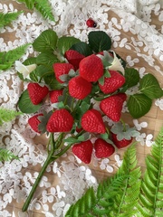 Клубника искусственная на ветке, реалистичная, пластиковая, 17-18 ягод, ветка 29 см, набор - 1 ветка