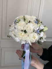 Свадебный букет из одноголовых роз, диантусов, оксипеталума и эвкалипта