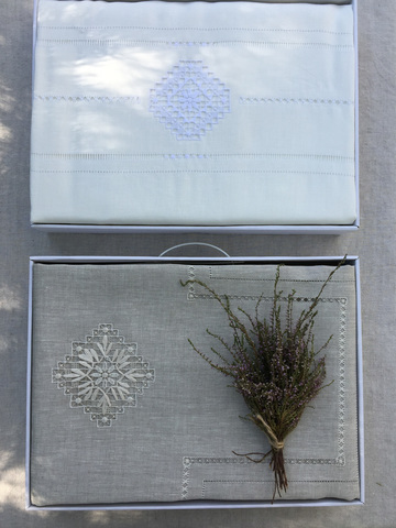 Комплект льняного постельного белья белый с нижегородской вышивкой