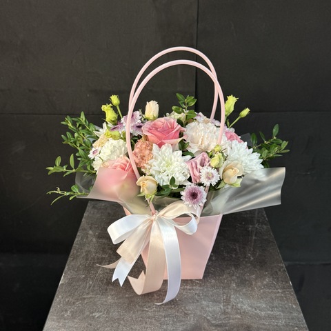 Сумочка с розами, хризантемой и диантусом