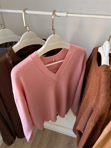 Джемпер нежно-розовый с V-вырезом горловины из 100% мериноса