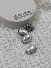 Пуговицы серебристые овальные с крупной жемчужиной