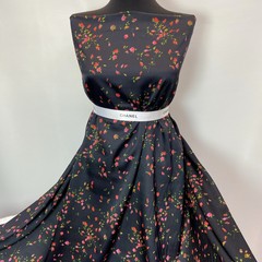 Ткань шелк атласный черный с  маленькими розами 1196