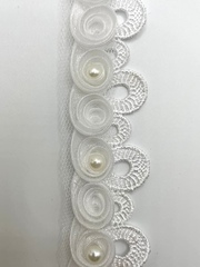 Тесьма кружевная с декором из органзы и бусин , цвет: белый  , 23 мм