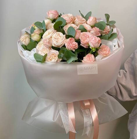 Букет из 9 кустовых пионовидных роз и эвкалипта в упаковке