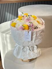 Букет из нарциссов, маттиолы и хризантемы