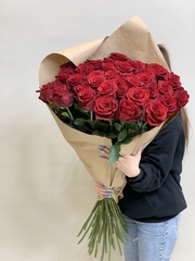 Букет 35 метровых роз красные в крафте