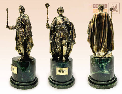 статуэтка Петр 1 со скипетром на постаменте