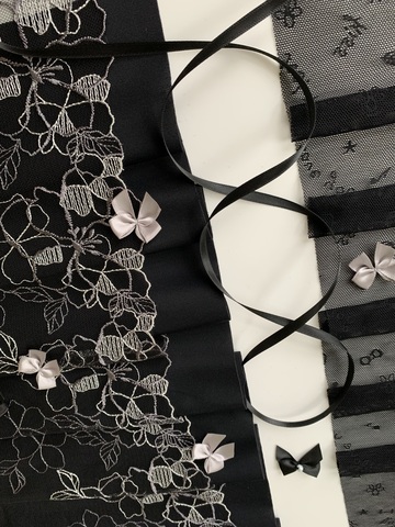 Вышивка на сетке черная/молочная 32 см