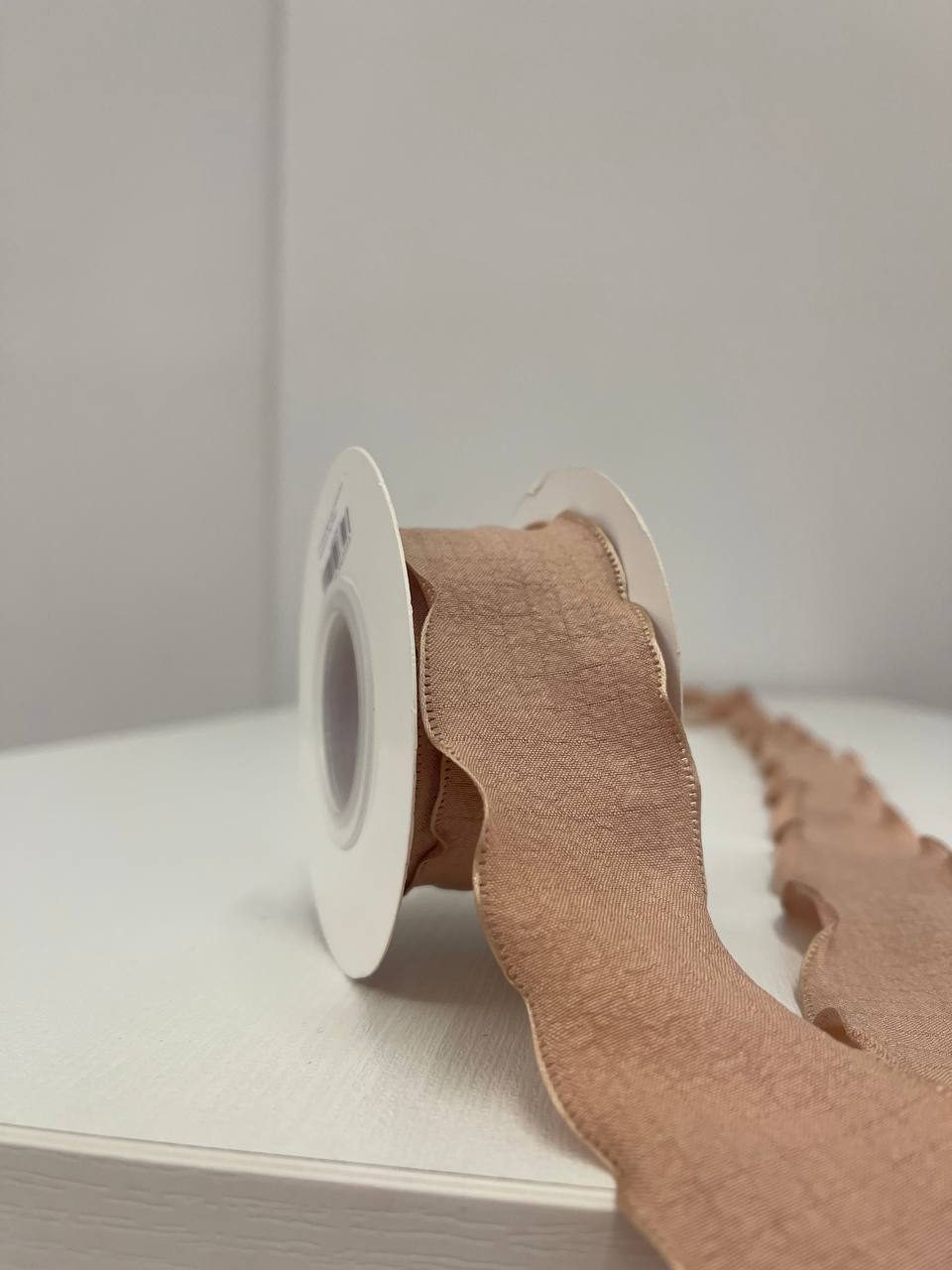 Лента полиэстер жатая с волнистым краем (4,0см*9,14м), Мокко