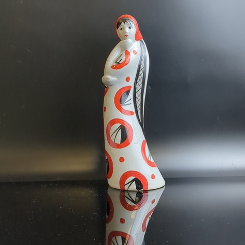 Статуэтка «Девушка с косой» в красном, автор Л.П. Азарова, фарфор, роспись, Турыгинский фарфоровый завод артели «Художественная керамика» (Гжель), СССР, 1960-1970 гг.