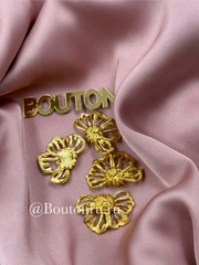 Пуговицы золотистые в форме половинки цветка на двух ножках