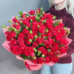 Букет из 15 красных кустовых роз "Mirabel"