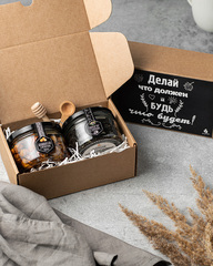Подарочный набор для мужчины с чаем и орехами в меду в коробке с принтом