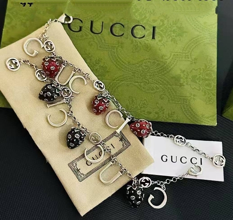 braslet-cepochka-s-podveskami-klubnikami-chernye-krasnye-style-by-gucci