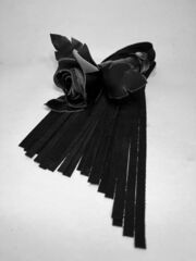 Черная замшевая плеть с лаковой розой в рукояти - 40 см. - 