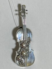 Скрипка (брошь из серебра)