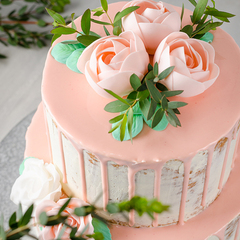 Свадебный торт без мастики с шоколадными подтеками и цветами