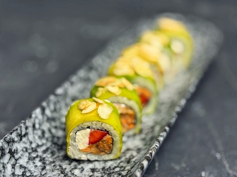 Ролл с авокадо и клубникой