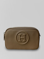 Сумка 125 прямоугольной формы однотонная с ремешком в комплекте и логотипом посередине