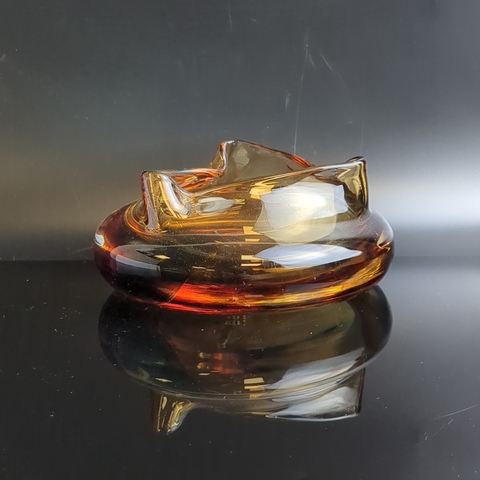 Пепельница антуражная необычной формы в янтарно-зелёной гамме, цветное стекло, гутная техника, Чехословакия винтаж времён СССР 1970-1990 гг