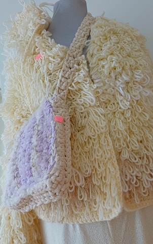 Сумка кроссбоди через плечо вязаная