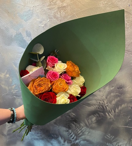 15 разноцветных роз с эвкалиптом