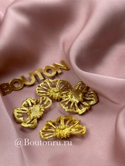 Пуговицы золотистые в форме половинки цветка на двух ножках