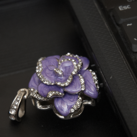 Usb флешка-кулон со стразами в форме цветка сиреневого цвета jf_p_rose_violet