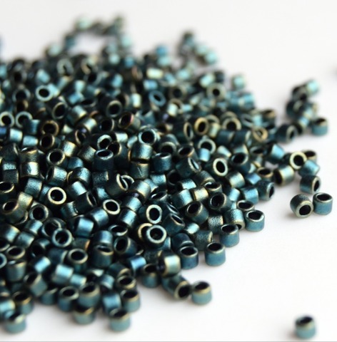 DBM-0324 Бисер цилиндрический Миюки делика 10/0 Зеленый металлик радужный матовый непрозрачный /Miyuki delica 10/0 Metallic Green Iris Matted
