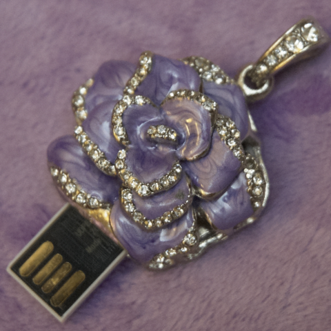Usb флешка-кулон со стразами в форме цветка сиреневого цвета jf_p_rose_violet