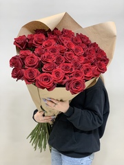 Букет 45 метровых роз красные в крафте