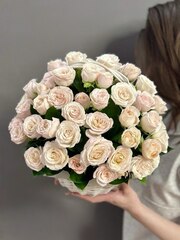 Корзина с кустовыми пионовидными розами сорта "Бомбастик"