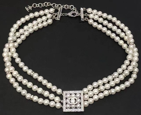 kole-choker-chanel-nitki-zhemchuga-trekhryadnye