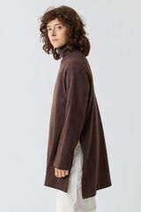 Свитер с разрезами и стойкой коричневого цвета