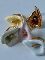 84545 -Кольцо крупное, цветок КАЛЛА (CALLA) в стилистике POISON DROP с эмалью