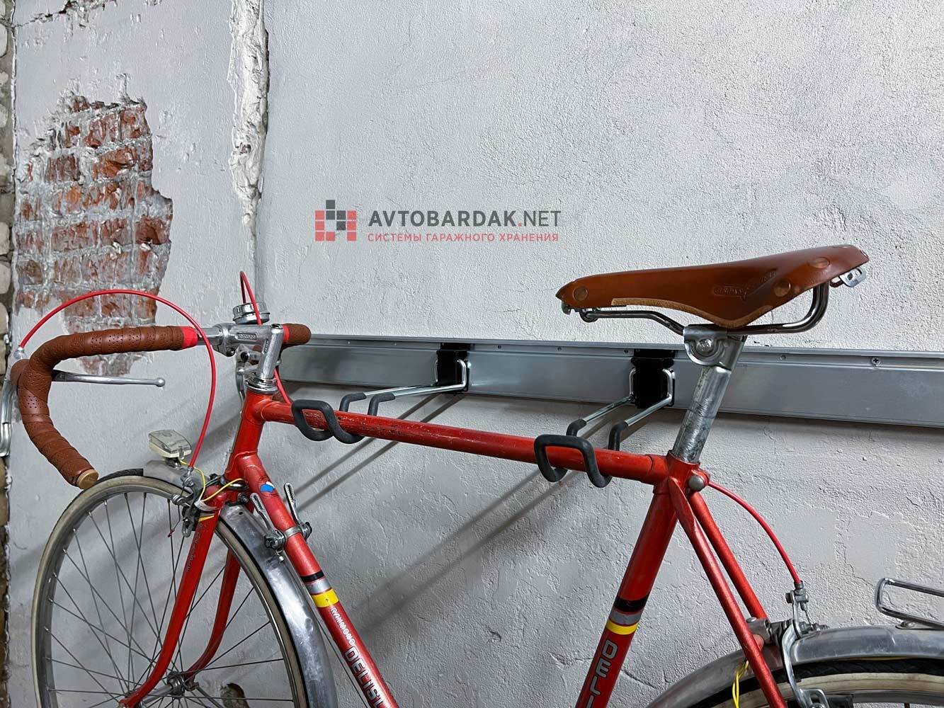 Приспособления для хранения велосипеда. Как сделать крепление велосипеда на стену