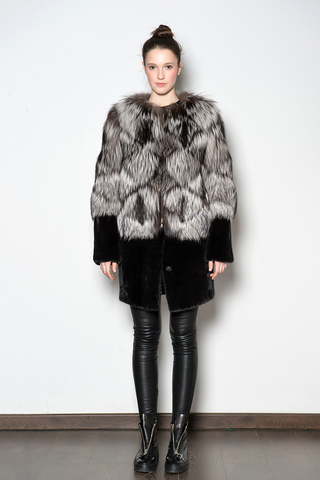 Удлиненный жакет-бомбер из меха лисы и норки.