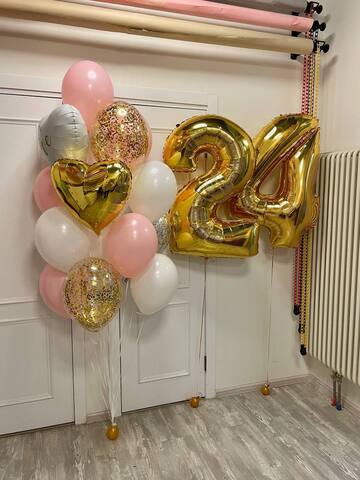 Бело-розовые воздушные шары с цифрами золото в Новосибирске от Wonderball-project