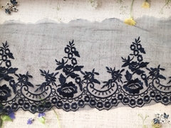 Вышивка на сетке, ш. 22 см.