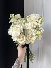 Свадебный букет из одноголовых роз, диантусов и маттиолы