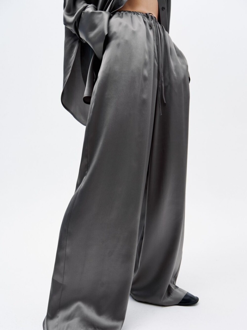 Брюки на резинке шелк, серые