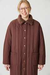 Стеганое пальто коричневого цвета