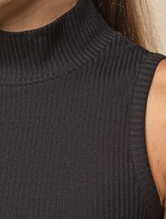 Топ из трикотажа в широкий рубчик  D43.173 (108845)