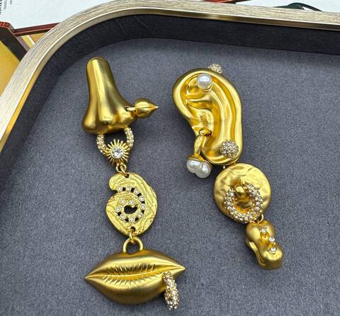 73341- Ассиметричные длинные серьги в стиле Schiaparelli с подвесками