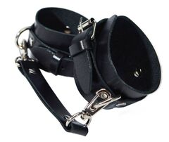 Черные кожаные наручники с соединением на карабинах - 