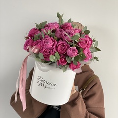 Коробка с яркими кустовыми розами «Мисти Баблс» и эвкалиптом. Букет 1047